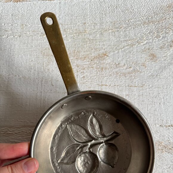 Vintage Copper and Brass Handled Molded Pan with Lemon Motive - Picture 8 of 11